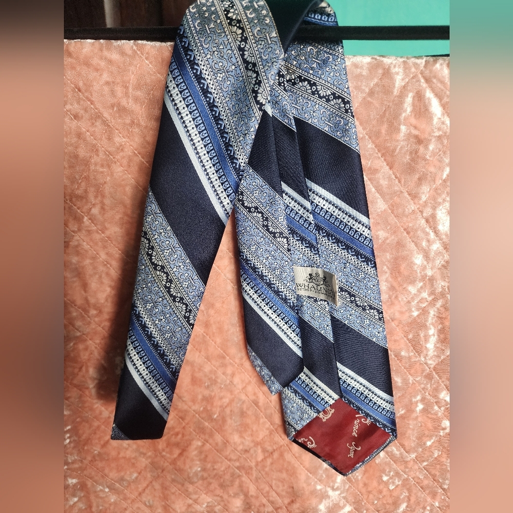 Elegant Whalings Blue and Silver Men's Tie